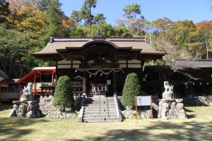 安良居神社社殿正面の写真