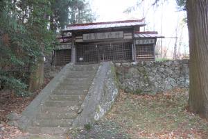 御嶽神社社殿を石段を含めて撮影した写真