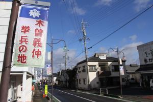 タペストリーが掲示された商店街の写真