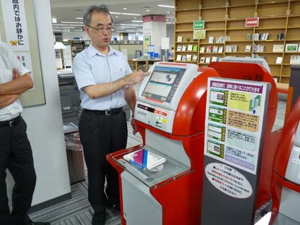 写真：自動貸出機