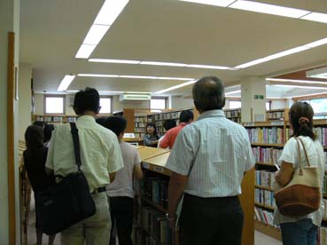 写真：館内入口側