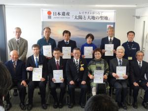 合格証授与式の記念撮影の様子