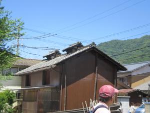 気抜のある蚕室造りの家屋