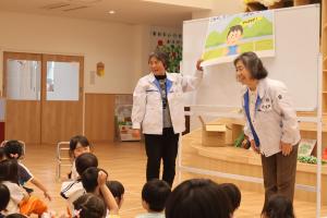 農業委員が園児へ説明する様子