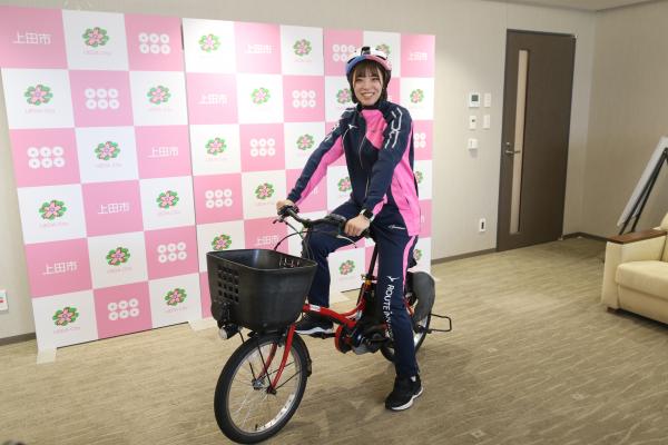 シェアサイクルに乗る山村選手
