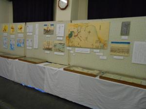 資料やパネルが並ぶ様子