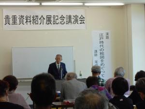 講演する講師の尾崎行也氏