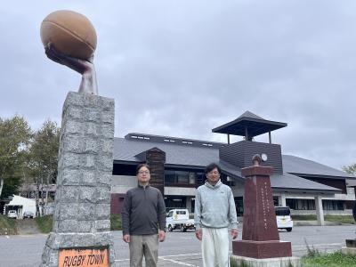 菅平高原観光協会_ラグビー像とリゾートセンター