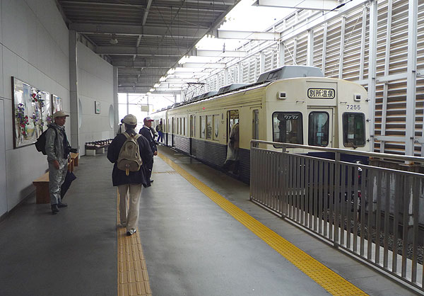 別所線上田駅ホームの画像