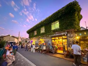 夕暮れのおしゃれな建物