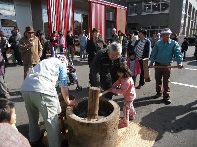 写真：平成25年12月7日　もちつき大会