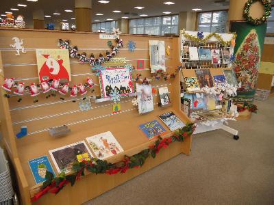 写真：平成25年12月　1階テーマ展示　聖なる夜によせて　クリスマスの本 その1