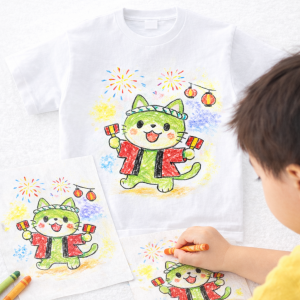 子どもがイラストを紙に書いてそれがTシャツになった画像