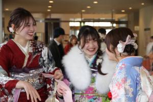 同級生3人で話している様子