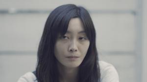 『愛をたむけるよ』のメインビジュアル。長い髪の人物がカメラの方向を向いている。