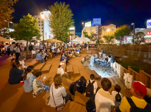 駅前イベントの夜の様子