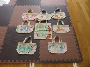 赤ちゃんの手足をスタンプしたバックです