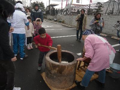 写真：図書館まつり　もちつき大会 その2