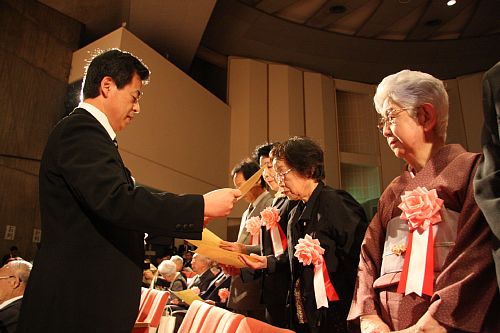 功労者表彰の授与画像