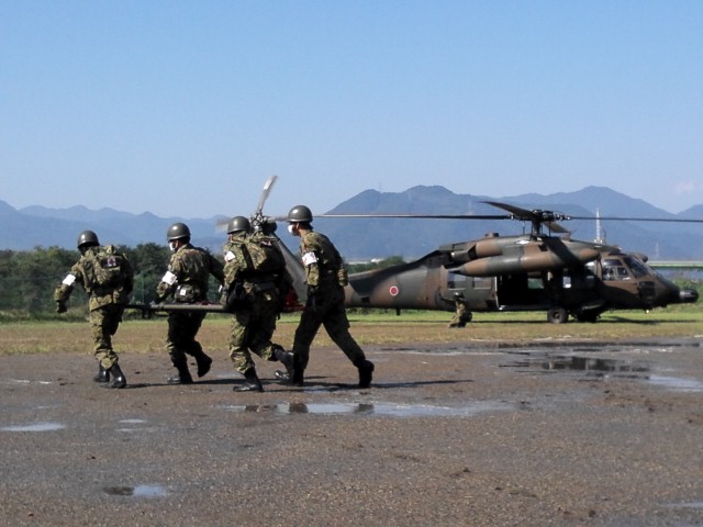 陸上自衛隊による負傷者の搬送その2