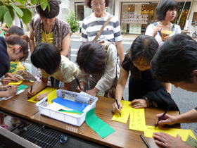 写真：「七夕まつり」その3_短冊に願いを書く