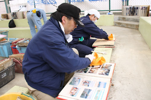 写真10：写真やアルバムの洗浄