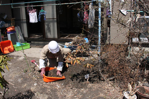 写真12：床上浸水した家屋の土砂除去作業