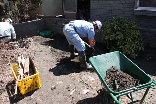 写真13：床上浸水した家屋の土砂除去作業