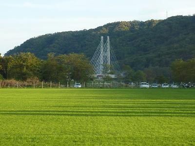 ハープ橋・サッカーグラウンド