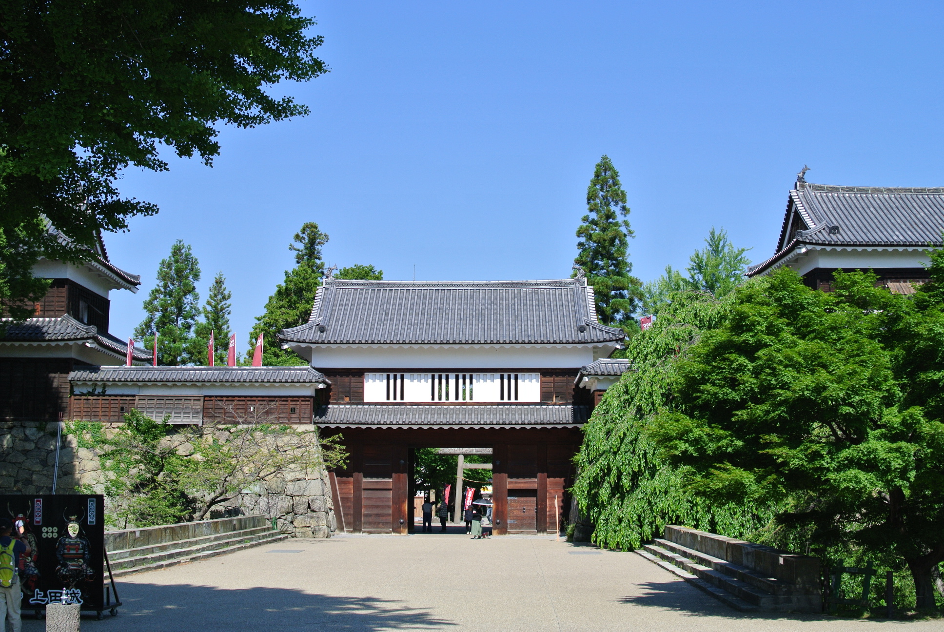 夏の日の上田城跡公園・櫓門。の画像