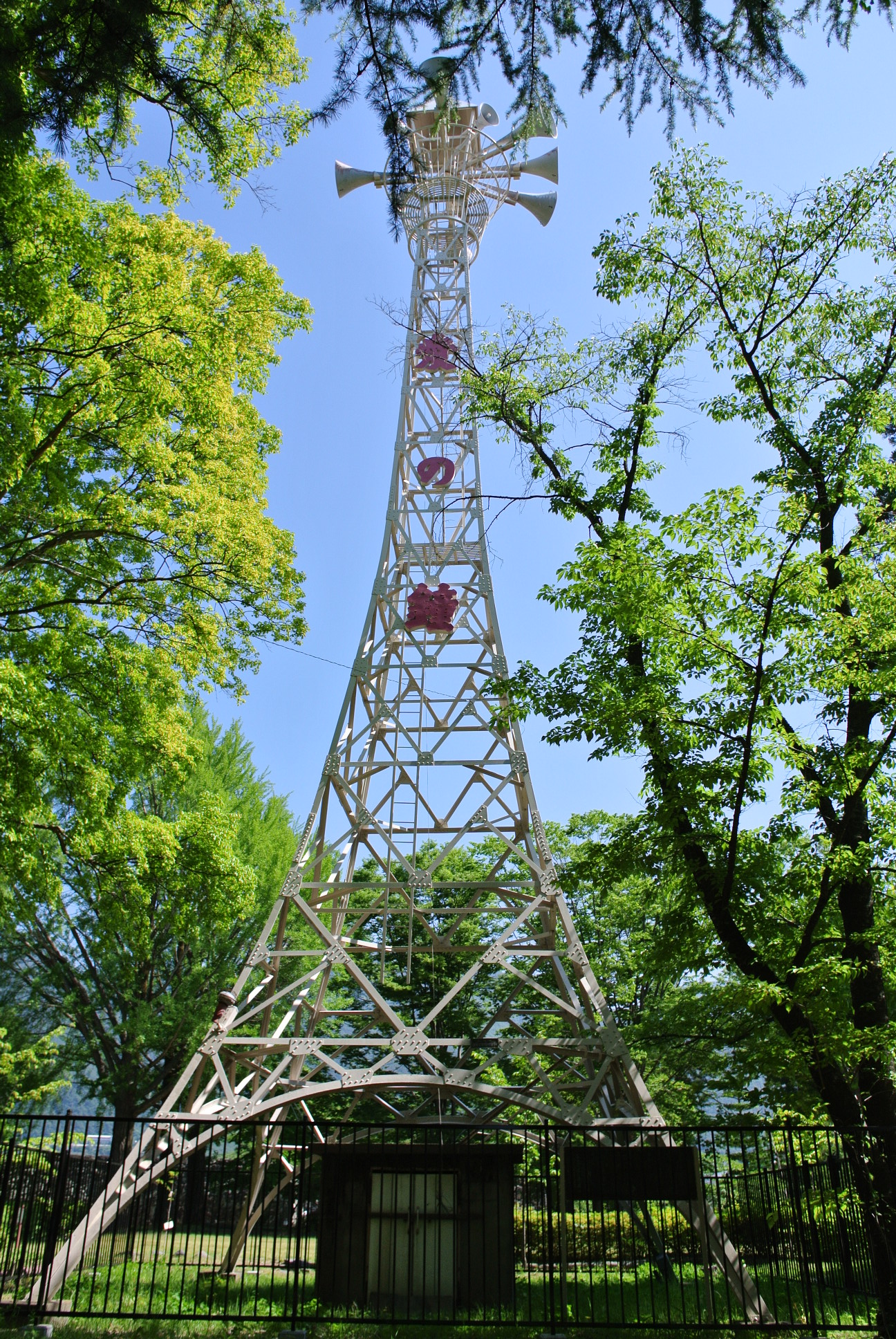 本丸跡の北側にある「愛の鐘」。の画像