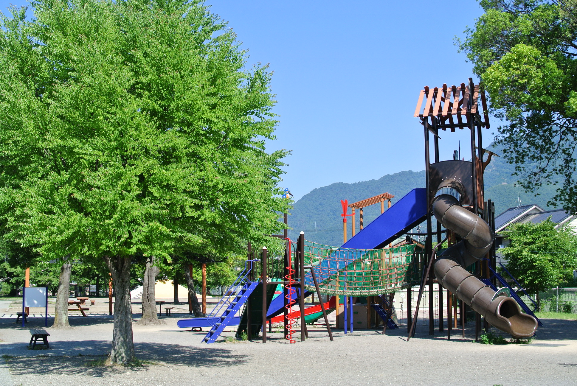 木陰がたくさんある上田城跡公園北側の児童遊園地。の画像