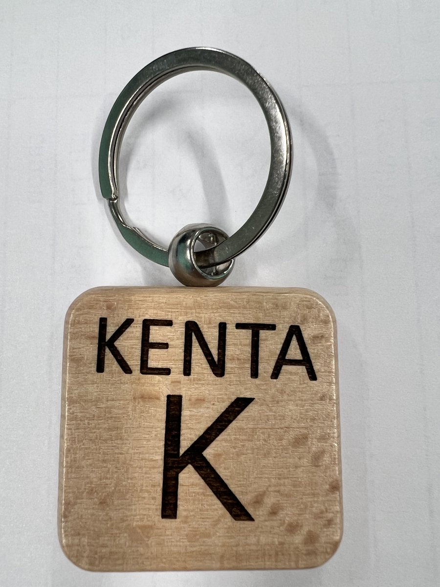 木のキーホルダーに名前の刻印
