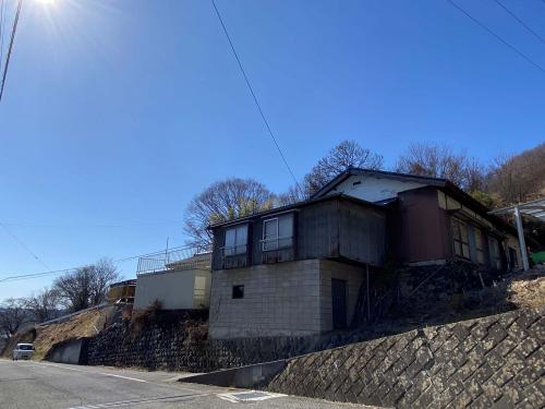 管理番号：3269（物件番号：UL-0289）の道路から建物